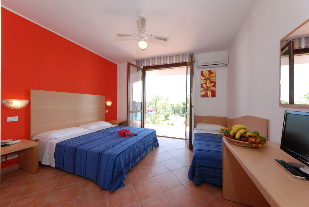 Hotel Club Santa Sabina Torre Santa Sabina Exteriör bild