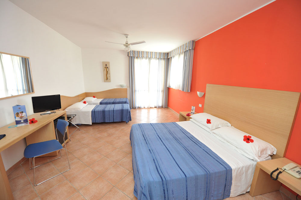Hotel Club Santa Sabina Torre Santa Sabina Exteriör bild